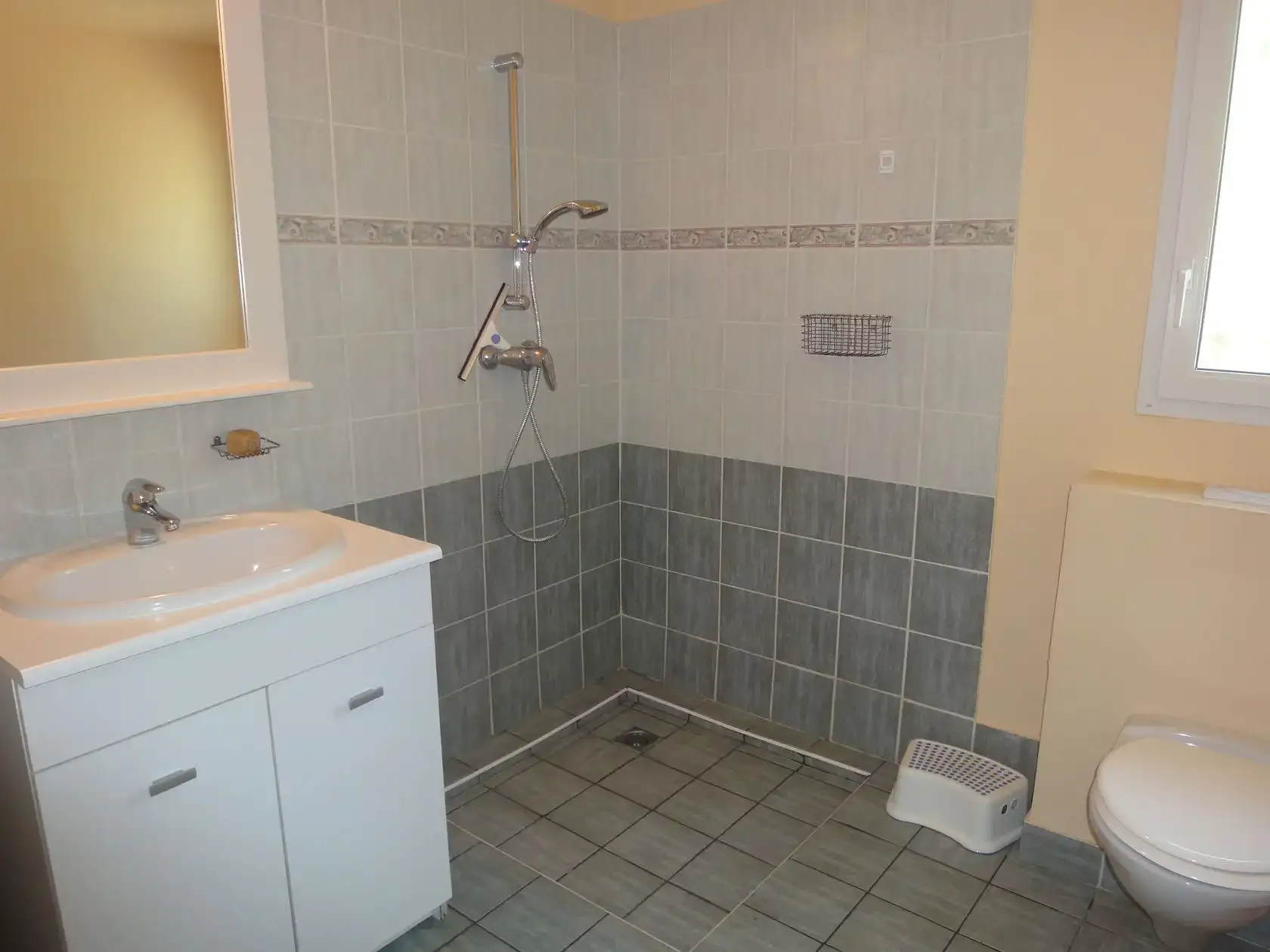 Badkamer bij slaapkamer 1 op de verdieping, met inloopdouche en wastafel